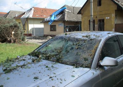 Auto zničené veternou smršťou