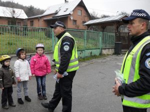 Deti počúvajú policajta