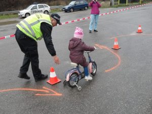 Dievča jazdí na bicykli