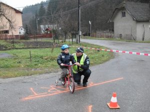 Chlapec jazdí na bicykli