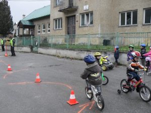 Deti jazdia na bicykloch