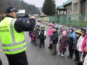 Deti počúvajú policajta 2