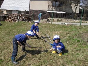 Deti hrabú lístie a nakladajú ho do fúrika 4