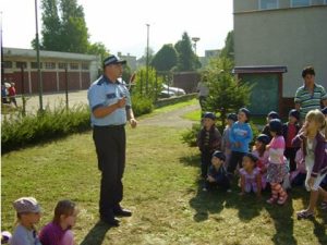 Policajt vysvetľuje deťom