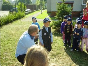 Policajt vysvetľuje deťom 2