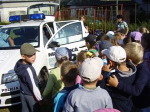 Deti a policajné auto