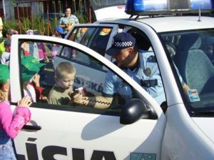 Deti a policajné auto